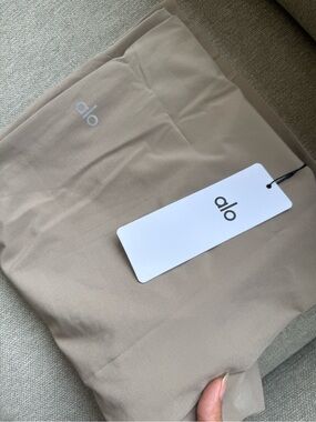 ALO Yoga Men’s Joggers in Taupe Beige